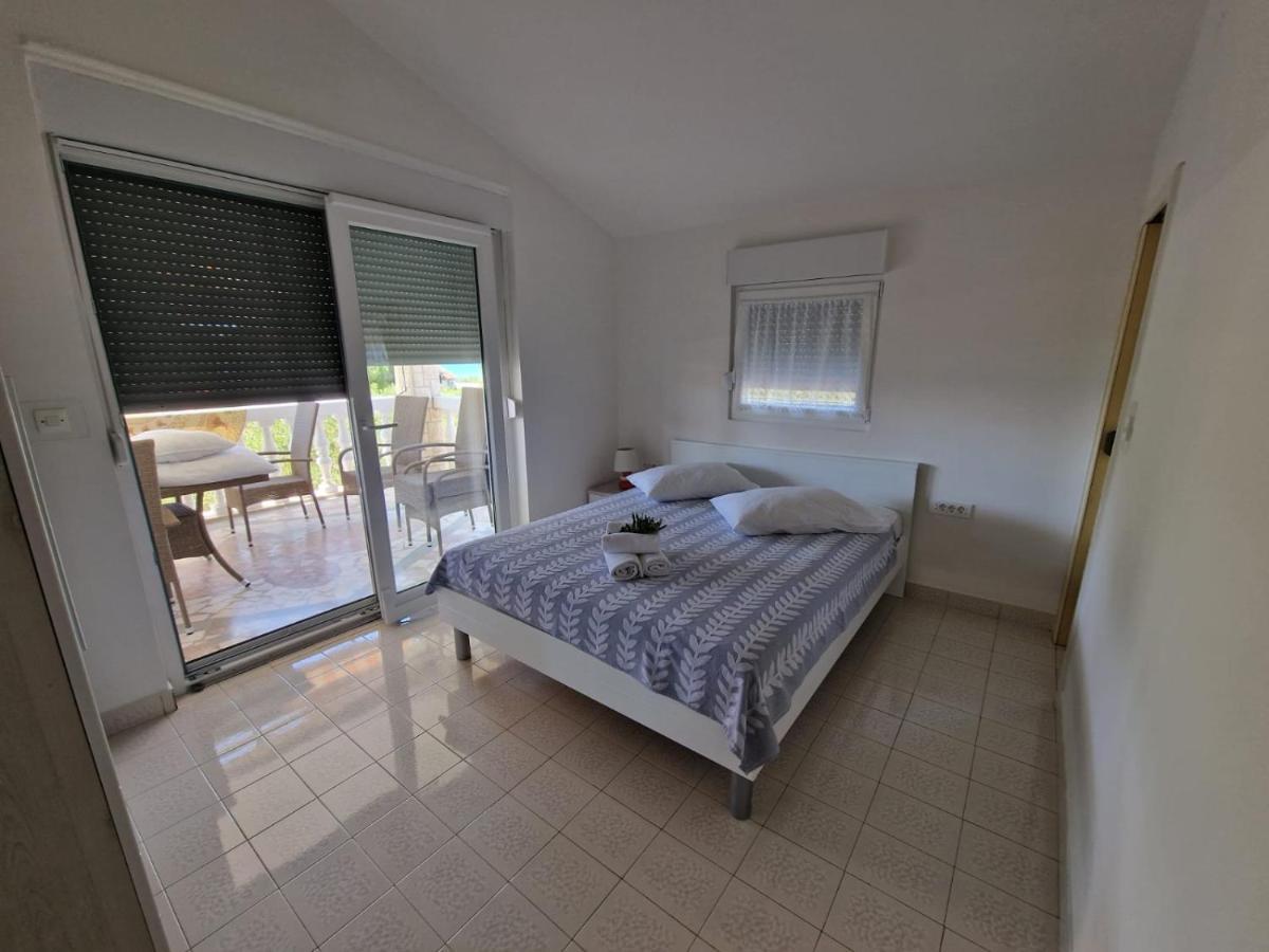 שיבניק Apartman Lugovic מראה חיצוני תמונה